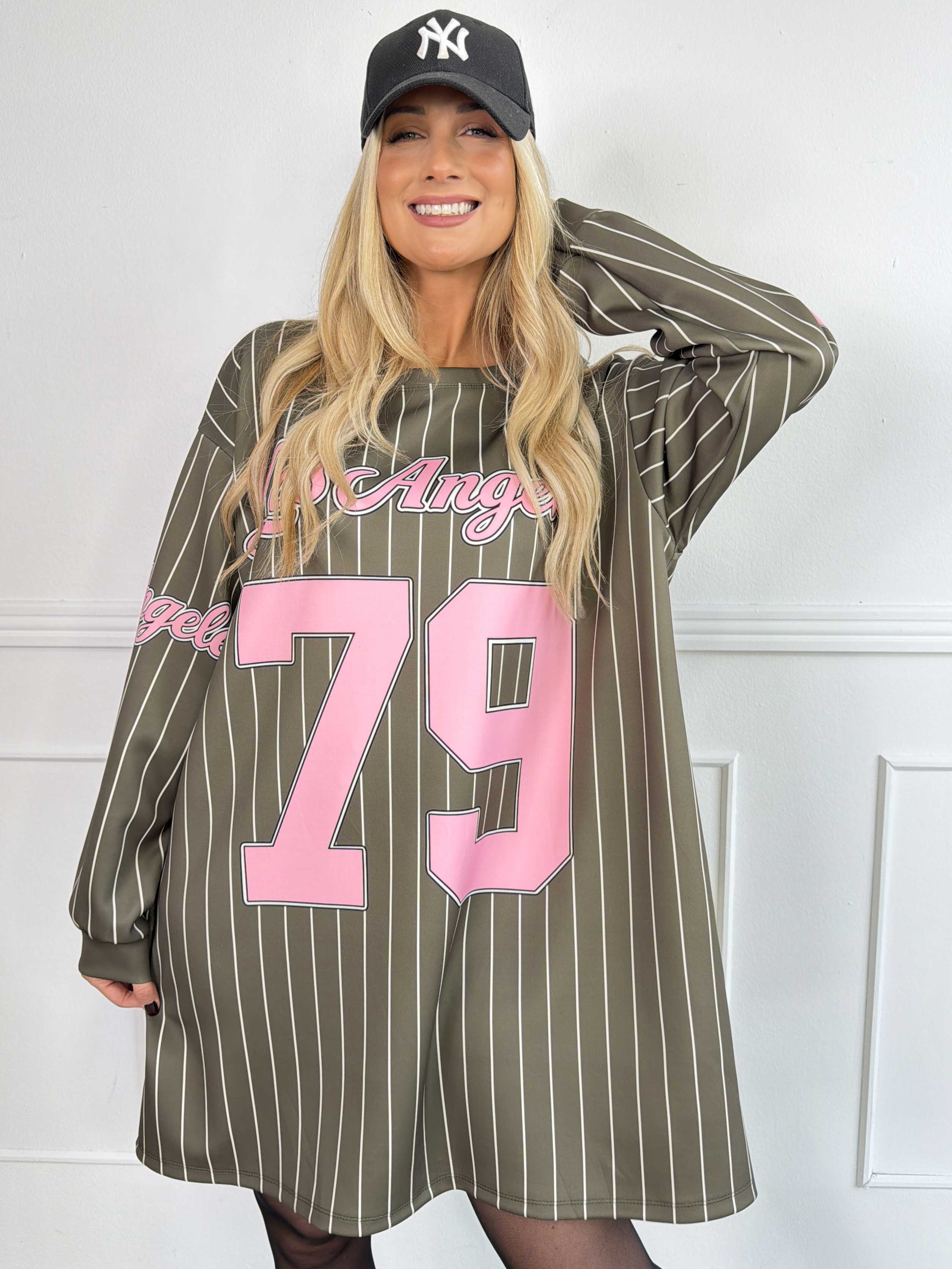 Andrea Long Sleeve - Plus size kjole i viskoseblanding med sporty baseball-inspireret design